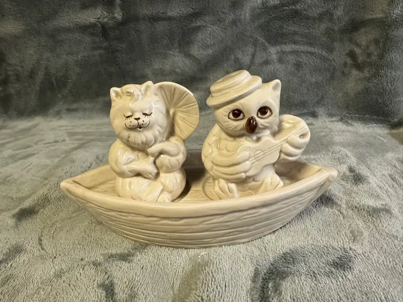 Vintage Fitz & Floyd Courtyard Ceramic Salt & Pepper Shakers Cat & Owl In Boat