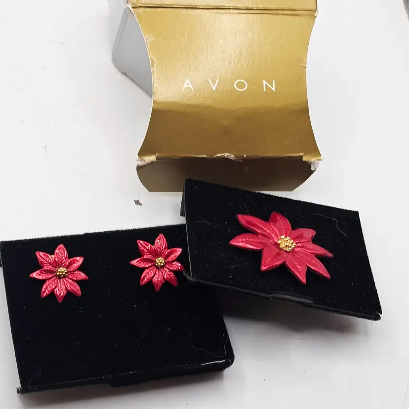 Avon Christmas Poinsettia Clip On Earrings And Pin Enamel Set With Box
