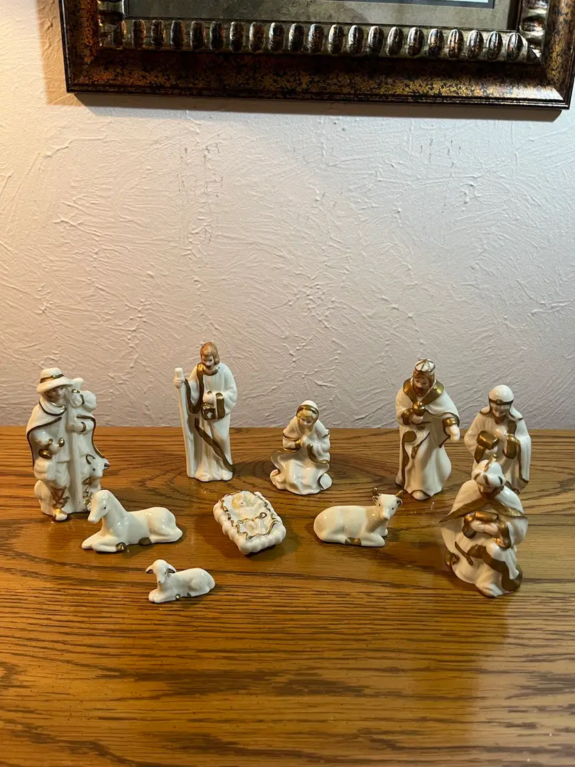 Vintage 10 pc Nativity Set. White w/ Gold Accents and Trim