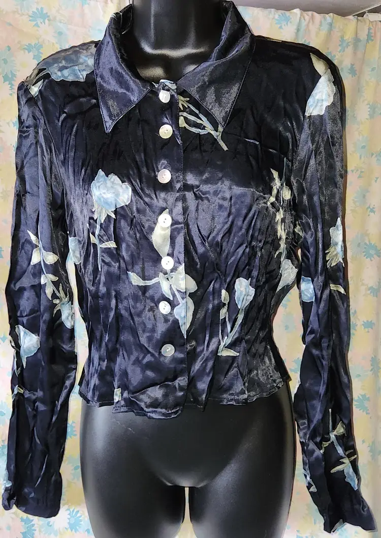 ✨ Slinky Floral Dagger Collar Button Shirt! ✨️