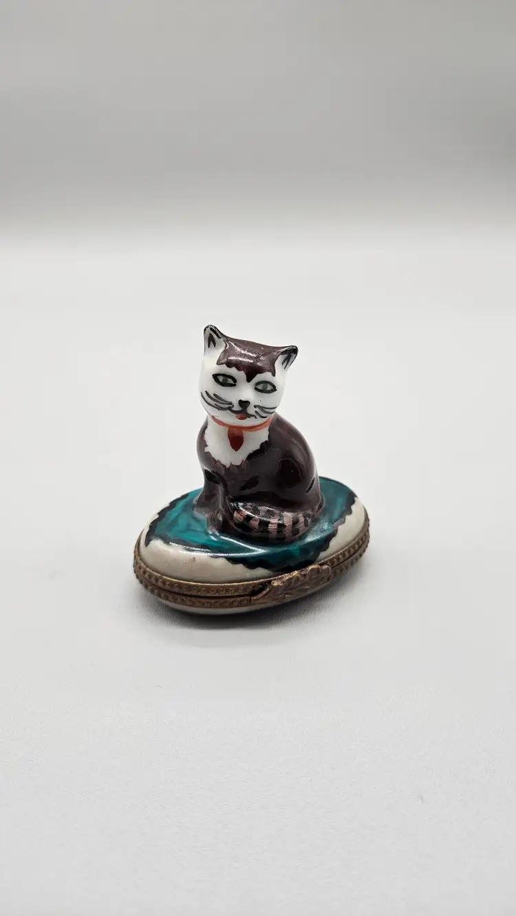 Limoges France Kitty Cat Hinged Trinket Box Peint Mein