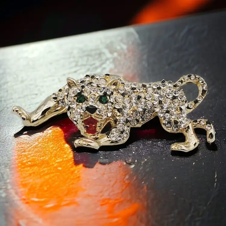 Vtg Rhinestone Jaguar Leopard Panther Gold Tone Green Faceted Eyes Pin Brooch
