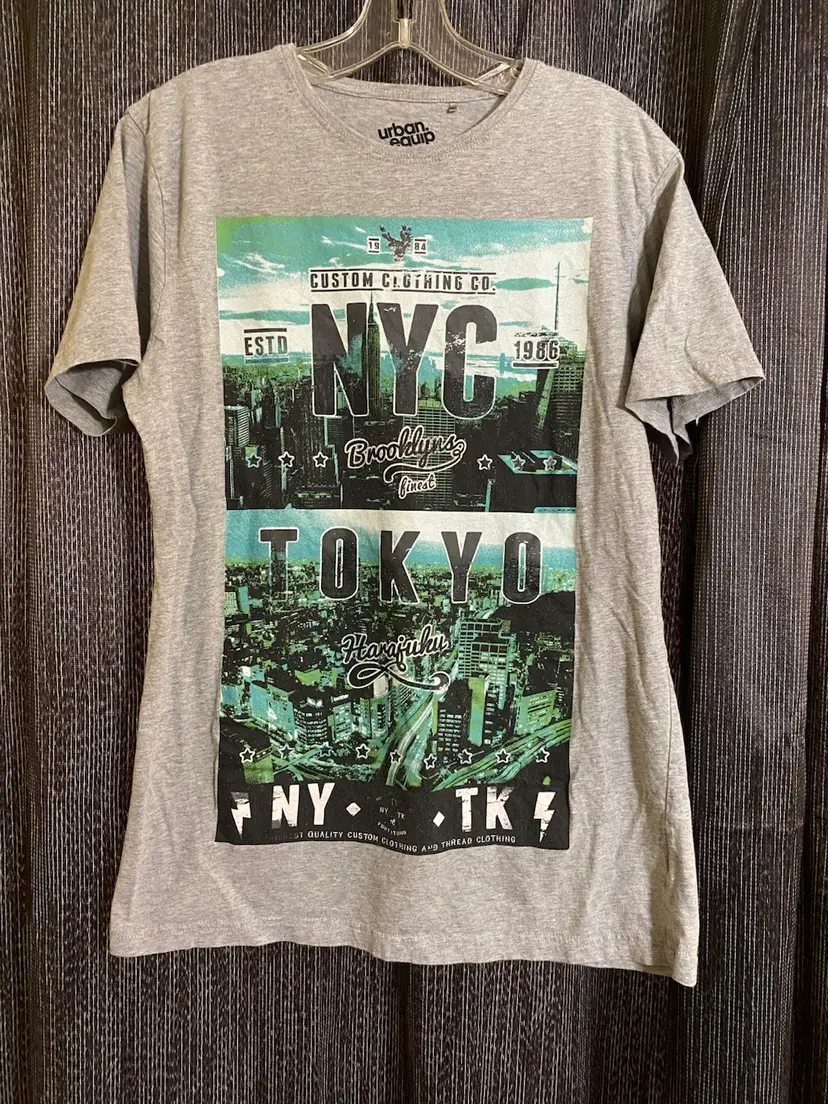 Urban Equip Mens Size Large Slim Fit Gray NYC Tokyo Short Sleeve Graphic T-Shirt