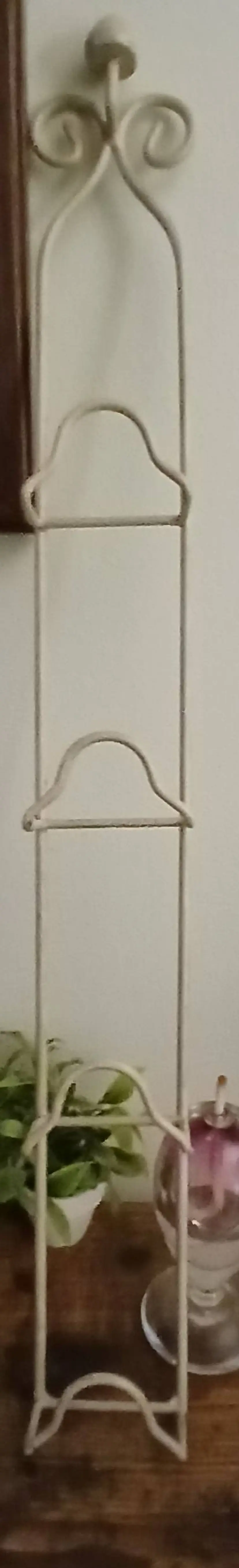 Vintage Wall-Mounted Plate Rack