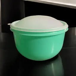VTG Tupperware Lettuce Keeper Crisper Green #1424-2 With Dome Lid And Spike