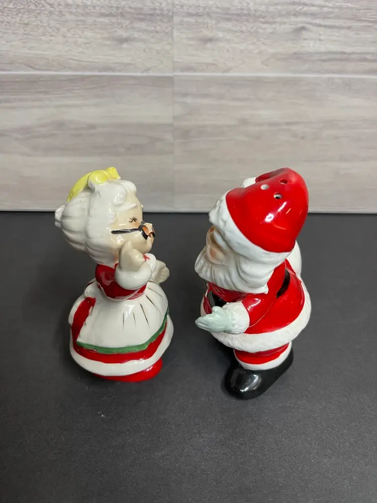 Inv. 5071 Santa And Mrs. Claus Shakers