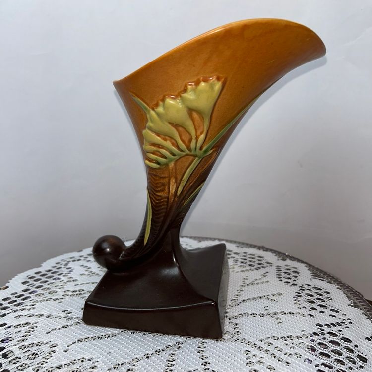 Vintage Roseville Freesia Cornucopia Vase 198-8”