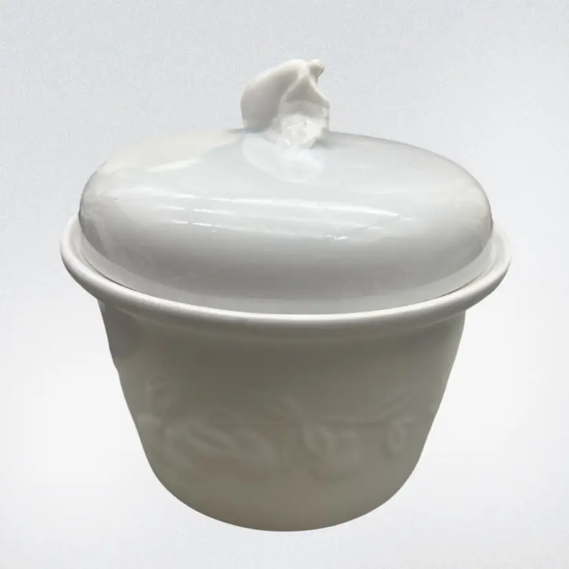 #01 Vintage White Ceramic Pottery Covered Crock Canister Grape Vine Motif Bandwagon Inc. 1997