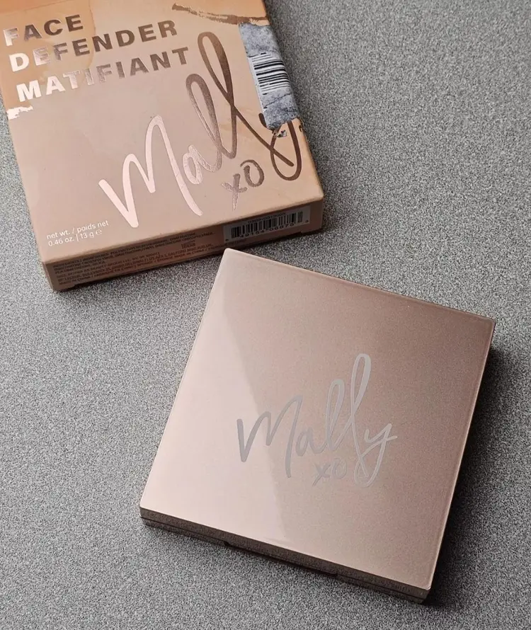 Mally XO Face Defender Matifiant .46 oz 13 g Full Size With Sponge Universal NIB