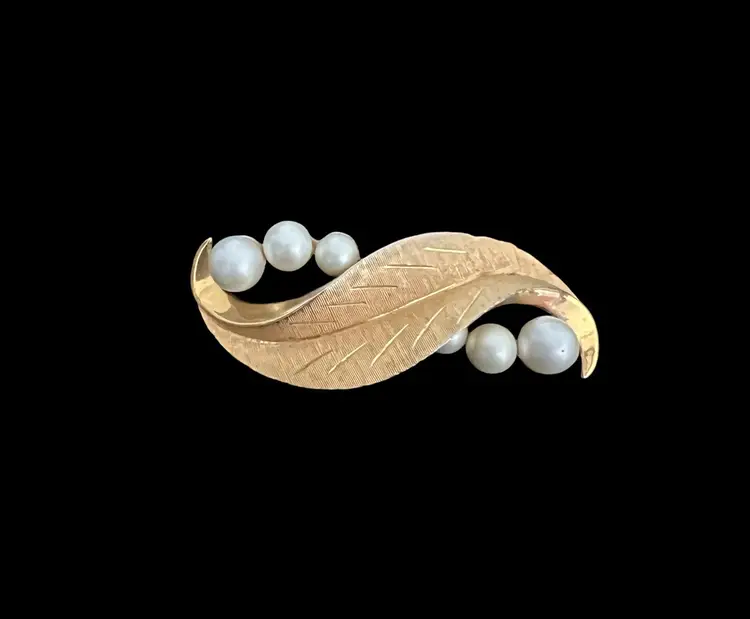 Vintage Kramer Goldtone Leaf Brooch Signed Graduated Faux Pearls #B-4