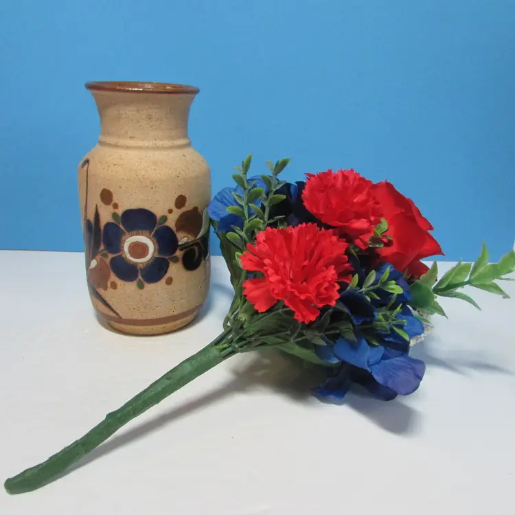 vintage Mexico pottery floral vase 6 1/2" tall with patriotic floral arrangement