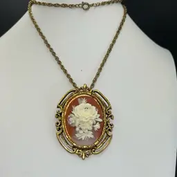 Beautiful, Gold Tone, Cameo Necklace, Large 2 1/2” Long Floral Cameo 24” Rope Chain, Spring Ring Clasp