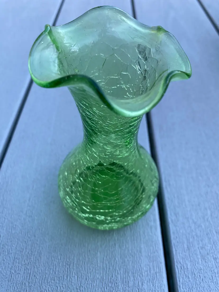 VINTAGE BLENKO CRACKLE LIGHT GREEN GRASS COLORED GLASS VASE WITH RUFFLED EDGE