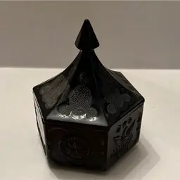 Vintage Indiana Tiara Black Glass Candy Dish. Eagle and Stars designs on side.