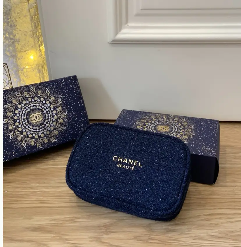 #28 - GWP/VIP CHANEL COSMETIC POUCH NAVY