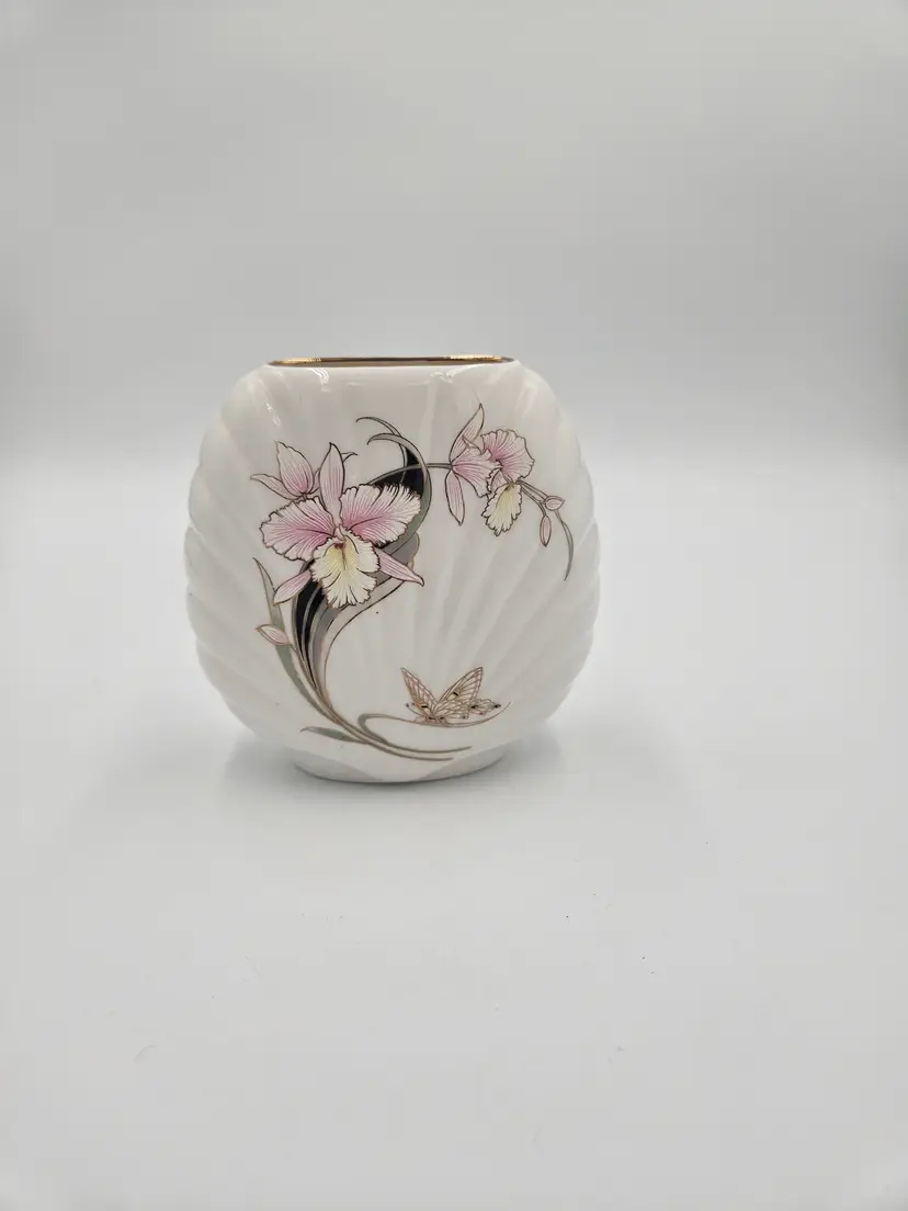 #D6 Porcelain Shell Vase with Iris and Butterfly Motif