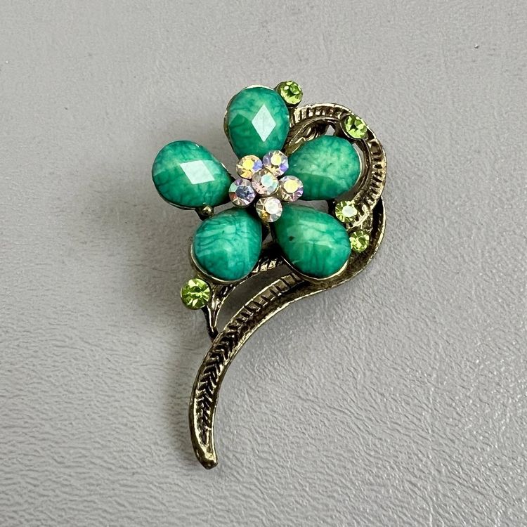 Vintage Green Rhinestones Daisy Flower Brooch Pin 2.5" Large Faceted Gold Tone
