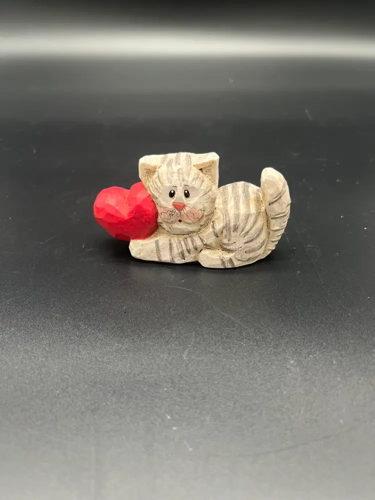 Vintage Eddie Walker Kitten Figurine - Striped Cat Holding Red Heart - 1980s Midwest Resin