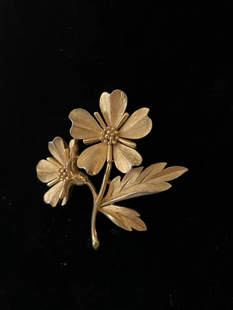 Vintage Trifari Signed Flower Brooch. Gold Tone Daisies Daisy.