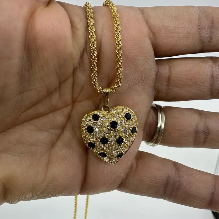 Joan Rivers Heart Shaped Locket & Chain 32”