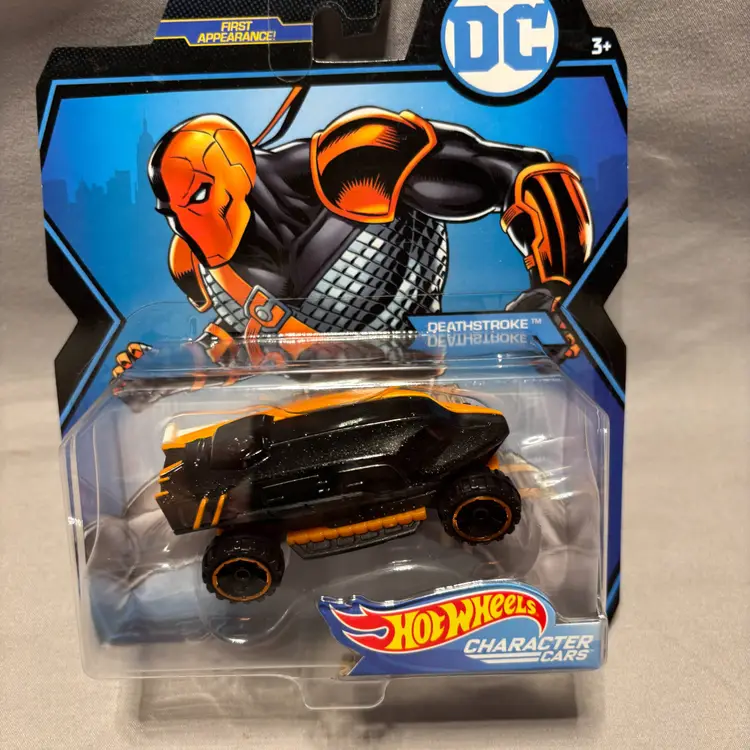 Lot of 2 Hot Wheels DC Characters Cars Series  Martian Manhunter and Deathstroke