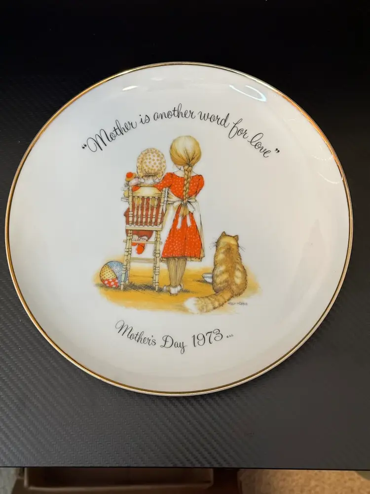 Holly Hobbie Porcelain Mother’s Day 1973 Plate 10.5”