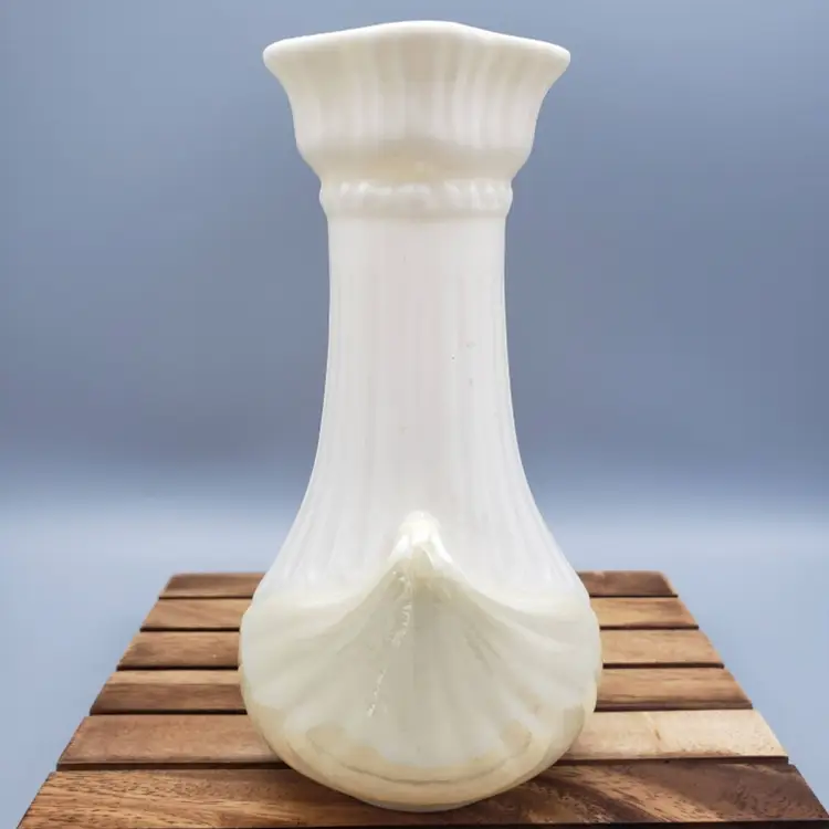 Belleek Moore Ireland Ivory Vase