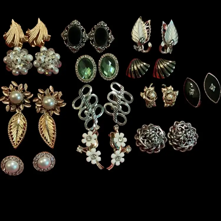 SALE!!! SALE!!! Lot Of 14 Clip On Earrings!! Silvertone, Goldtone. Some Signed ~ Some Not 🤗