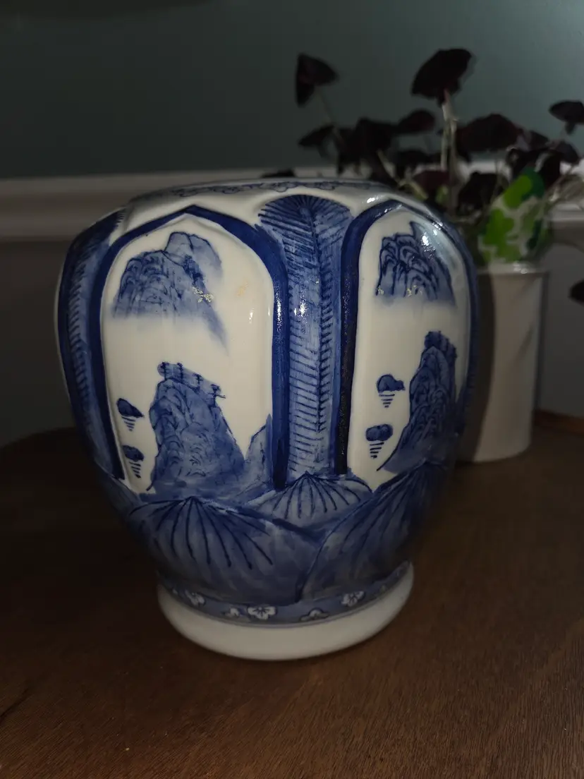 Blue & White Chinese Urn (no lid)
