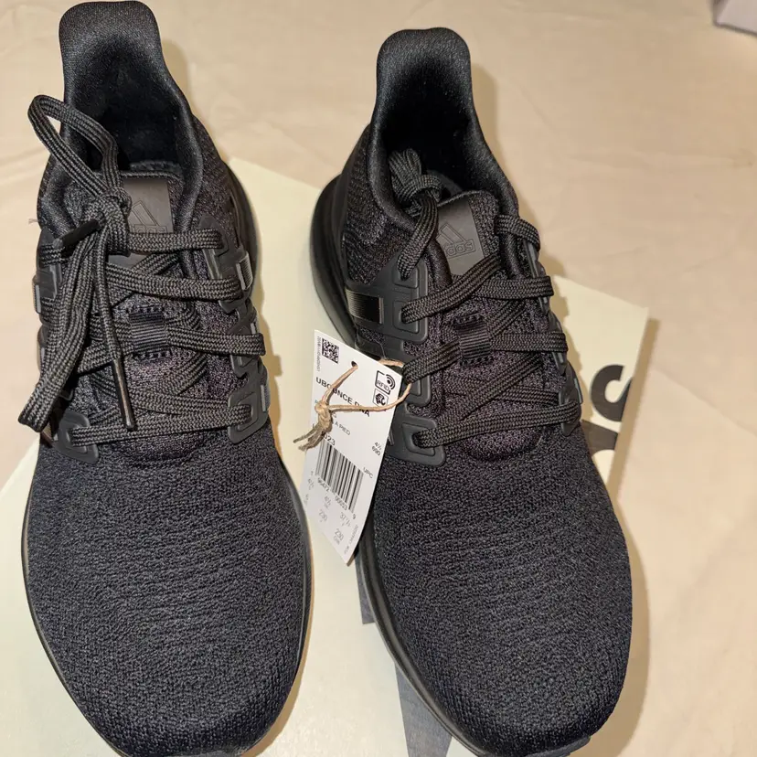 Woman’s Adidas Ubounce DNA size 6