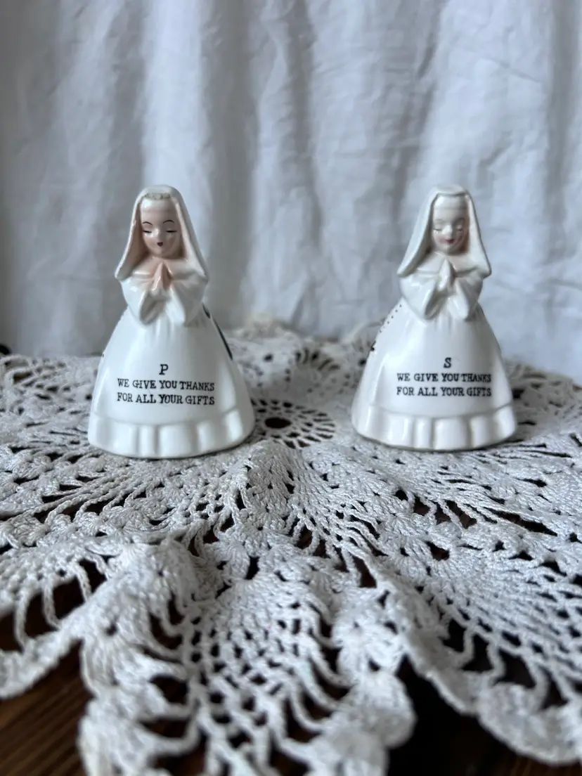 VINTAGE CERAMIC PRAYING NUNS W/ROSARY SHAKERS ENESCO? 3.25”