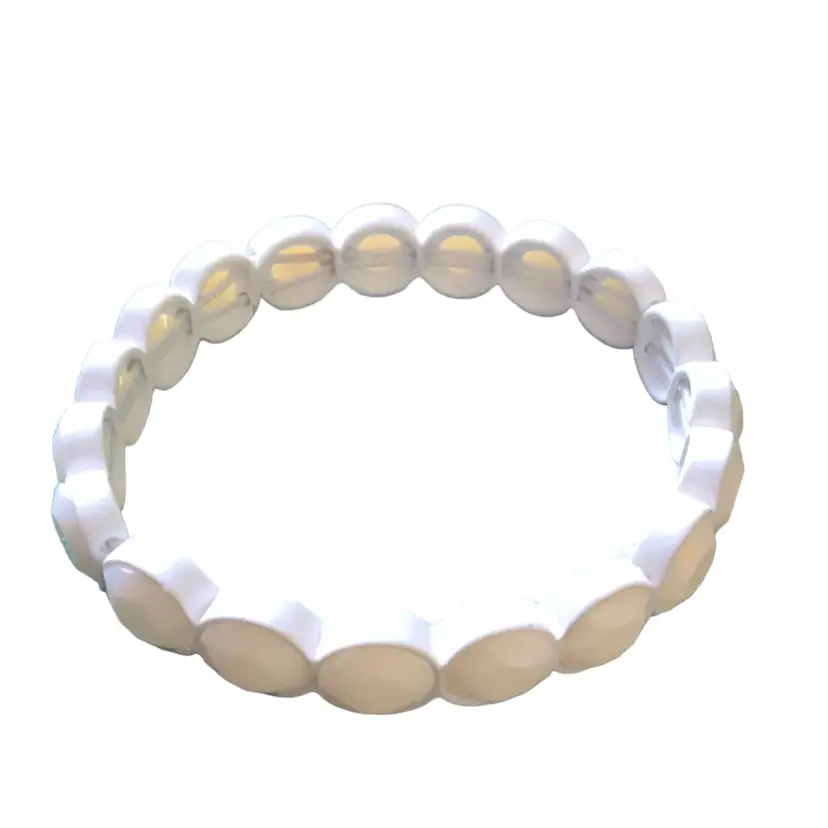 Vintage Acrylic Stretchy Bracelet Bangle With A Matte White 
