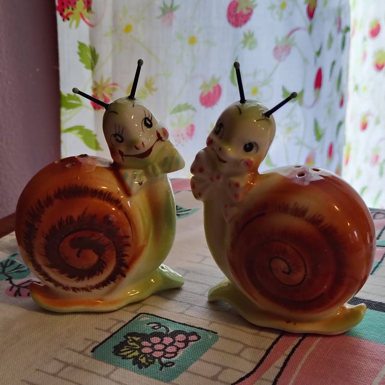 Vintage Snappy the Snail Salt and Pepper Shakers | Cute Anthropomorphic Snails for a Kitschy Kitchen | 1950s Enesco Made in Japan