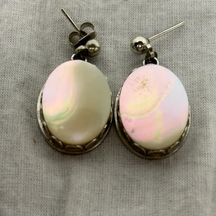 Vintage Silver Tone Mother Of Pearl Oval Shape Dangle Pierced Earrings