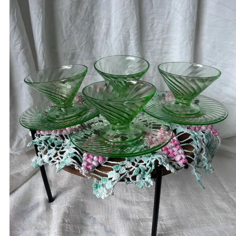 4 SETS OF FEDERAL GLASS CO URANIUM SHERBET DISHES W/SAUCERS “DIANA SWIRL” 1930s *GLOWS*