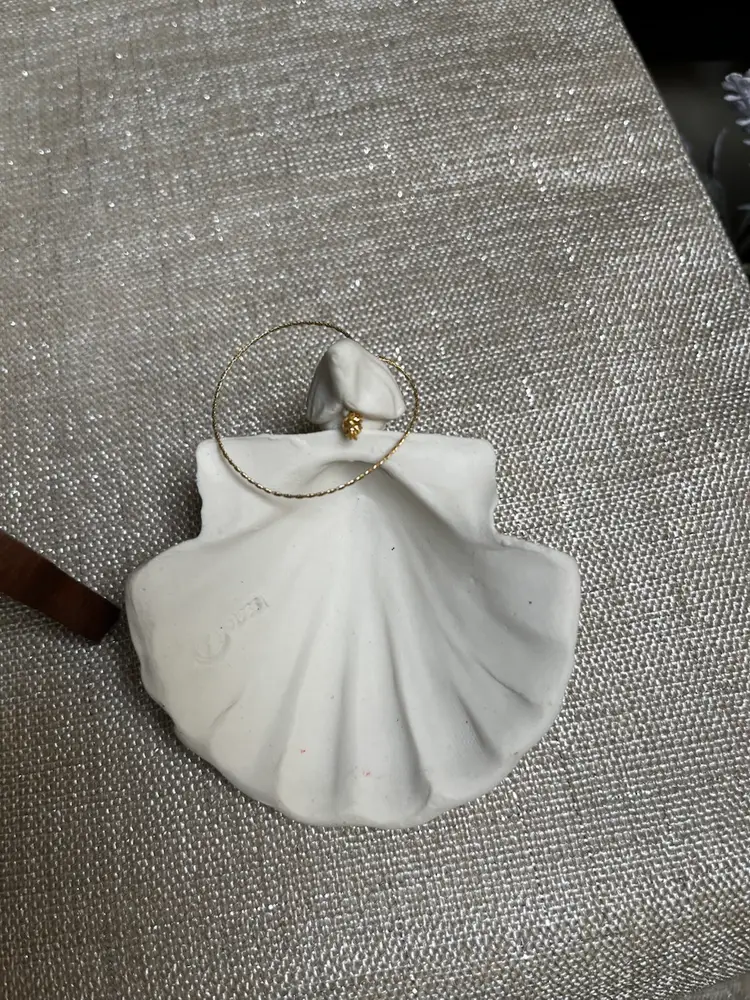 1985 Margaret Furlong Ivory Shell Angel Holding Wreath Ornament
