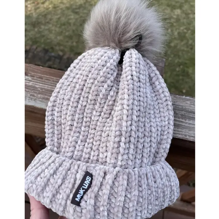 NEW Women’s SOFT Muk Luks Pom Taupe Beanie Knit Hat One Size Womens Luk NWT