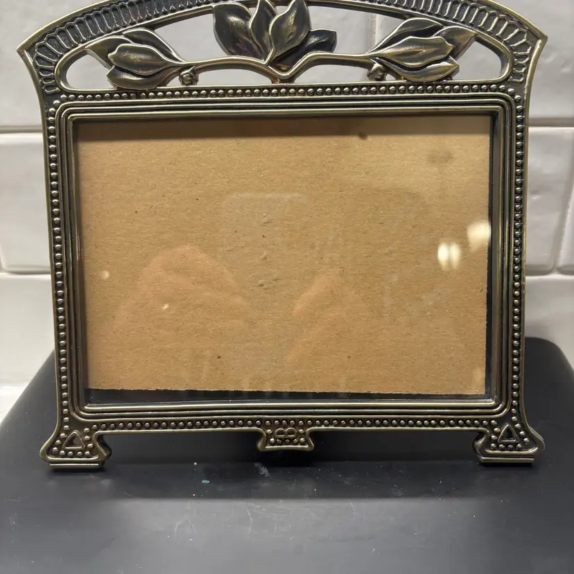 Ornate Gold Tone Metal Picture Frame Easel Back Leaf Crest 5x7