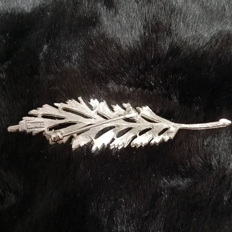Vintage Crown Trifari Feather/Leaf Brooch