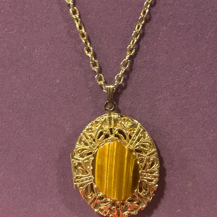 Tigereye Locket Necklace
Gold Tone Locket Necklace Hangs 12” Good Condition