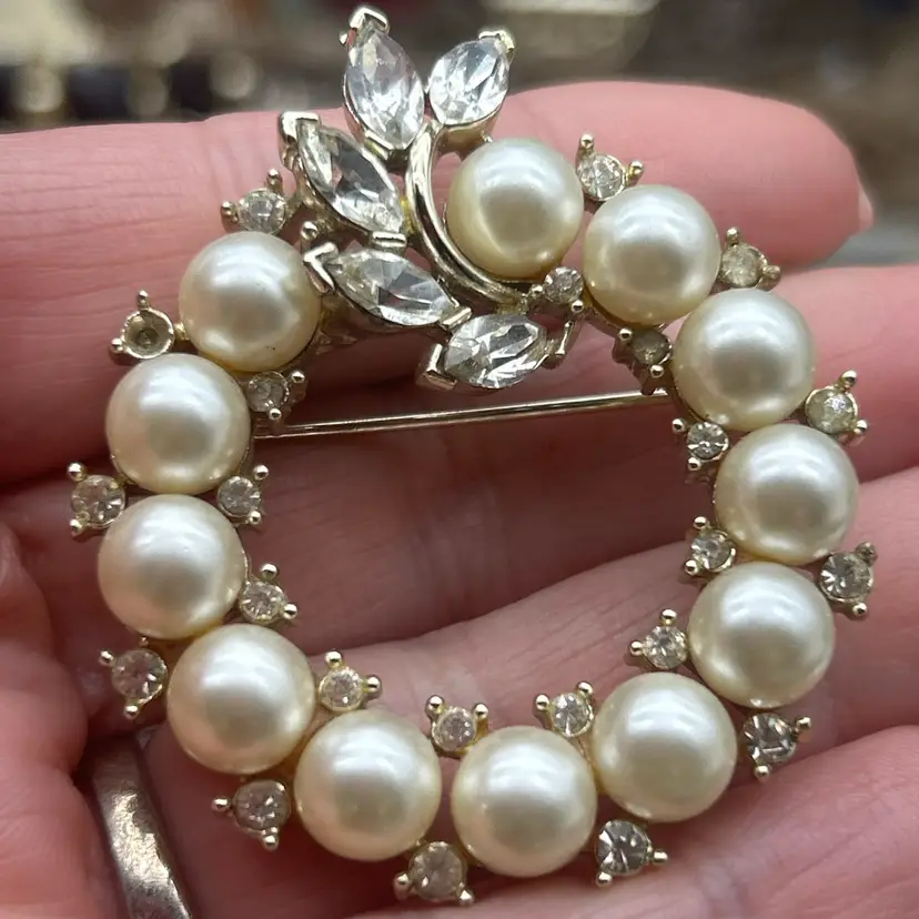 Vintage Lisner Faux Pearl & Rhinestone Wreath Brooch – Gold Tone Bridal Circle Pin – Signed