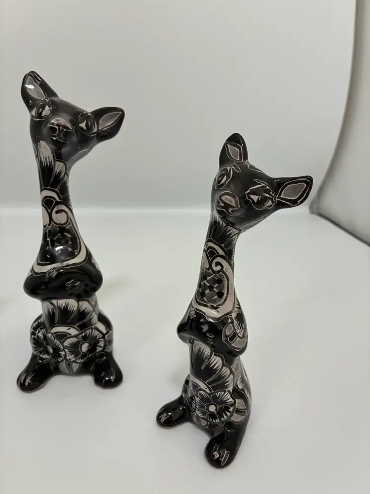 Rare Black-And-White Glaze Red Clay Talavera Mexico, Pottery Set Of Three Kangaroos Sitting Upright