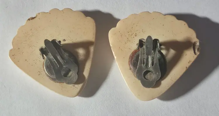 Vintage White Clam Shell Clip-On Earrings