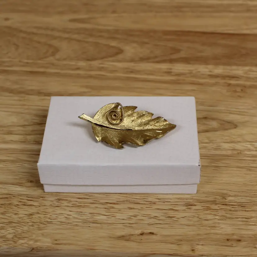 Vintage BSK Signed Gold Tone Brushed Ruffled Leaf Swirled Vine MCM Brooch