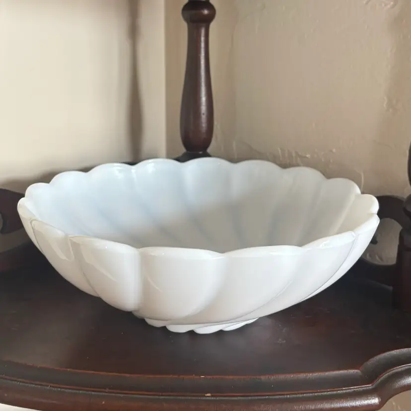 🐇Vintage Hazel Atlas Milk Glass Scalloped Swirl Bowl