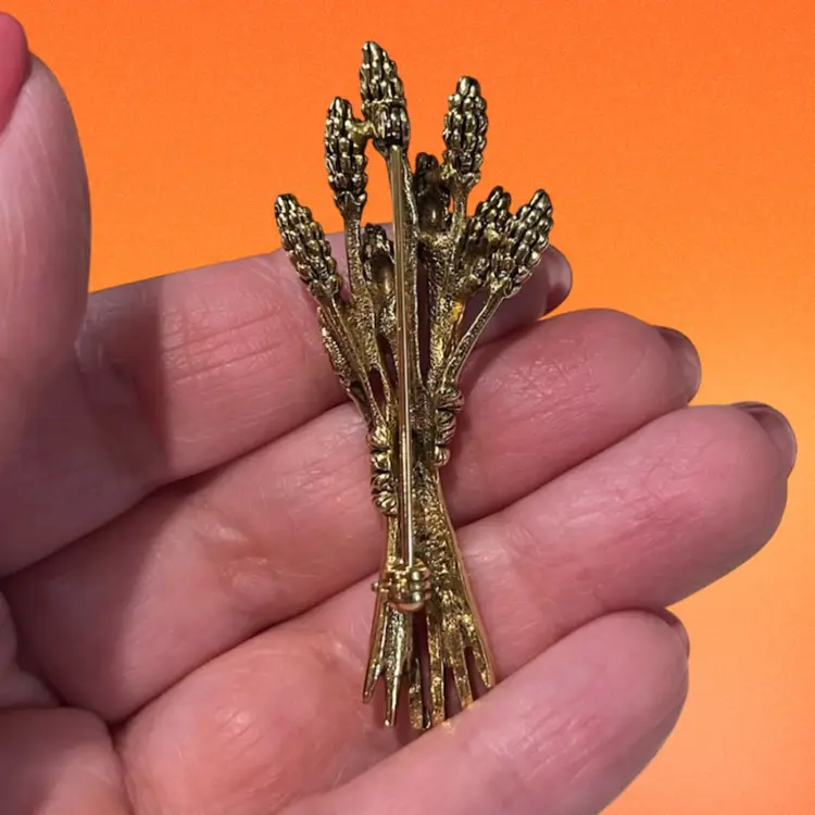Vintage gold-tone wheat or lavender bushel pin brooch