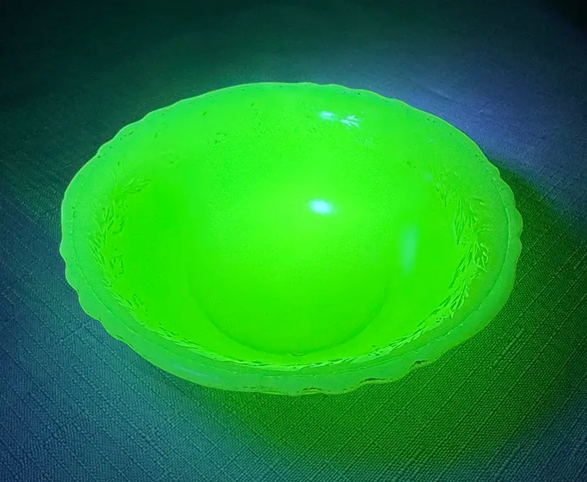 McKee Uranium Custard Ivory Laurel Wreath Glass Berry Bowl 4.75” diameter