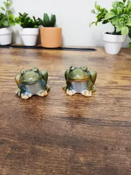 Charming Ceramic Frog Salt and Pepper Pair