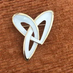 TRIFARI CROWN Vintage Knot Infinity White Enamel Vintage Gold Brooch