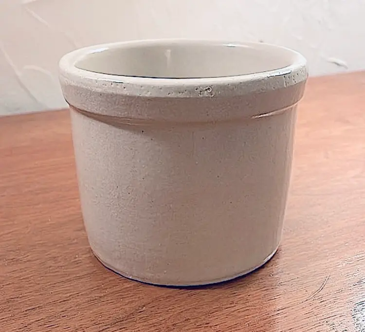 Robinson-Ransbottom, Roseville OH, small crock with picture of basket, wreath, teddy bear